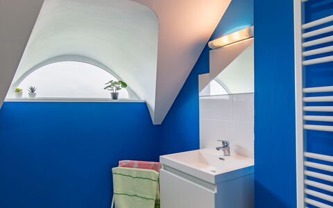 Ar Wellen: Mirror, Tap, Property, Sink, Plumbing Fixture, Bathroom, Blue, Building, Purple, Interior Design