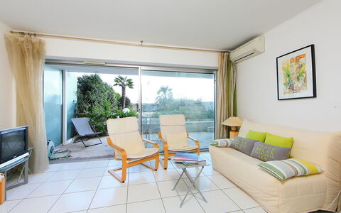 Accommodation:&nbsp;Cannes Bay 615.2