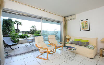 Accommodation:&nbsp;Cannes Bay 615.2