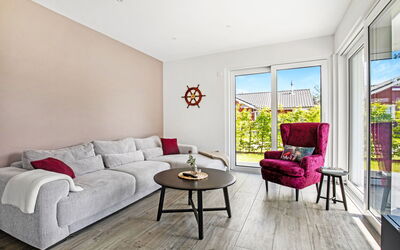 Fischer Sien Huus 100.2: Furniture, Couch, Plant, Comfort, Wood, Interior Design, Flooring, Floor, Building, Living Room