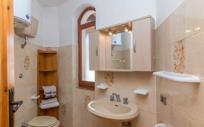 Eleonora 45.1: Mirror, Tap, Plumbing Fixture, Sink, Property, Bathroom Sink, Furniture, Bathroom, Purple, Architecture