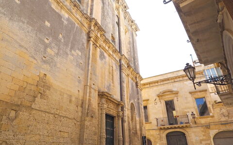 Corte Tiso: Sky, Window, Azure, Wood, Building, City, Facade, Alley, Road, Arch
