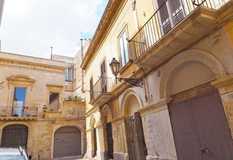 Corte Tiso: Property, Window, Sky, Door, Vehicle, Neighbourhood, Car, Cloud, Facade, City