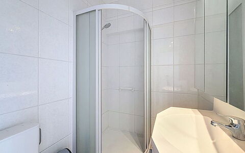 Blankenberge 152: Flooring, Interior Design, Floor, Ceiling, Room, Plumbing Fixture, Bathroom, Apartment, Shower, Plumbing