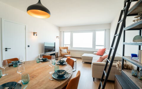 Blankenberge 152: Table, Property, Furniture, Couch, Window, Wood, Interior Design, Building, Lamp, Floor