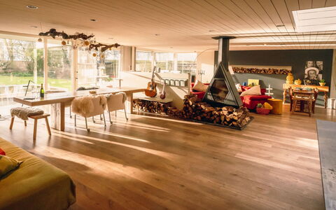 Domicile Adoré with Garden: Furniture, Building, Plant, Wood, Floor, Flooring, Hall, Leisure, Couch