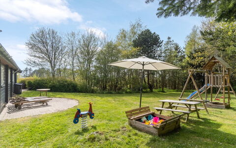 Till - 1.6Km from the Sea: Roof, House, Land Lot, Home, Cottage, Estate, Garden Buildings, Shade, Log Cabin, Landscaping