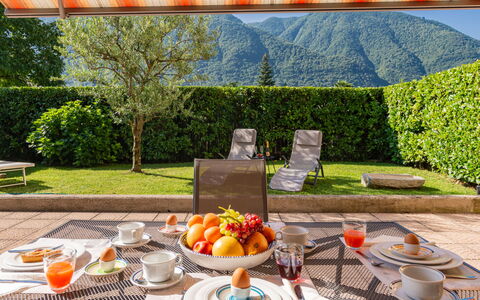 Stazione: Tableware, Plant, Table, Property, Furniture, Food, Dishware, Chair, Flower, Textile