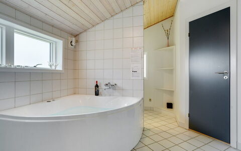 Thove - 600M from the Sea: Flooring, Floor, Plumbing Fixture, Interior Design, Ceiling, Bathroom, Plumbing, Composite Material, Bathtub, Tap