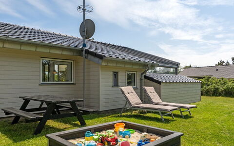 Thove - 600M from the Sea: Garden, Shade, Lawn, Outdoor Furniture, Leisure, Yard, Backyard, Siding, Cottage, Garden Buildings