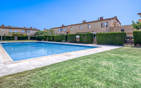 Port Estrella: Building, Daytime, Property, Plant, Window, Water, Azure, Infrastructure, Sky, Architecture