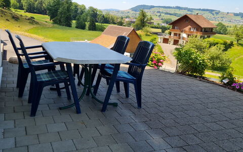 Luxenweid: Table, Sky, Plant, Furniture, Chair, Building, Outdoor Table, Tree, Outdoor Furniture, Road Surface