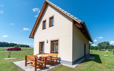 Bára 1: Sky, Building, Cloud, Window, Plant, Shade, Land Lot, House, Architecture, Cottage