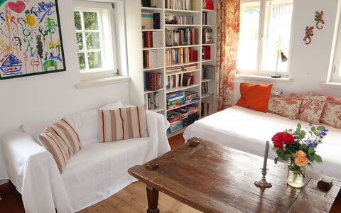Reethuus: Table, Picture Frame, Flower, Furniture, Couch, Property, Window, Wood, Comfort, Interior Design