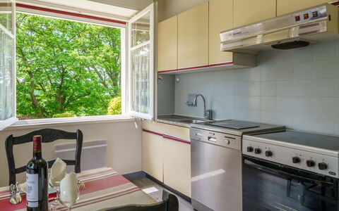 Lande Gaina: Property, Cabinetry, Kitchen Sink, Countertop, Building, Window, Tap, Sink, Kitchen, Kitchen Appliance
