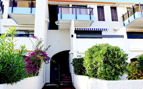 Le Barcarès 968: Plant, Building, Property, White, Window, Sky, Architecture, House, Flower, Neighbourhood