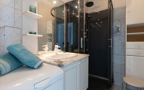 Le Beaupré: Mirror, Tap, Plumbing Fixture, Property, Bathroom Cabinet, Sink, Cabinetry, Bathroom Sink, Building, Bathroom