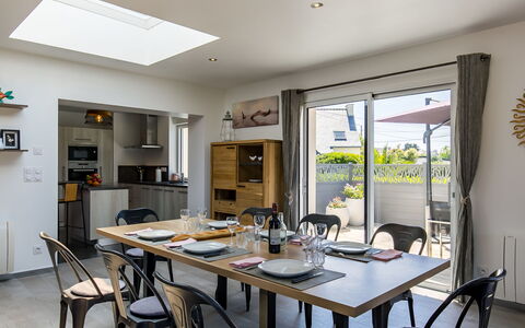 Maison du Venec: Table, Furniture, Property, Chair, Building, Window, Shelf, Plant, House