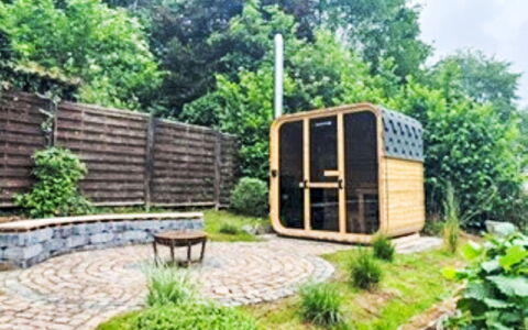 Familie Zinser mit Gartensauna: Garden, Backyard, Garden Buildings, Yard, Landscaping, Shed, Log Cabin, Outdoor Structure, Courtyard
