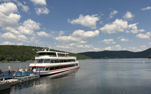 Familie Zinser mit Gartensauna: Water, Cloud, Sky, Boat, Naval Architecture, Vehicle, Watercraft, Lake, Tree