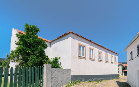 Douro Escape: Sky, Plant, Property, Building, Window, House, Land Lot, Fence, Tree