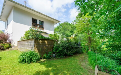 Chemin du Ruisseau D'Arcangues: Cloud, Sky, Plant, Building, Tree, Window, Vegetation, Urban Design, Tower Block, Condominium