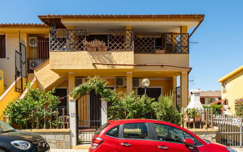Il Faro Blu: Wheel, Car, Sky, Plant, Vehicle, Property, Building, Window