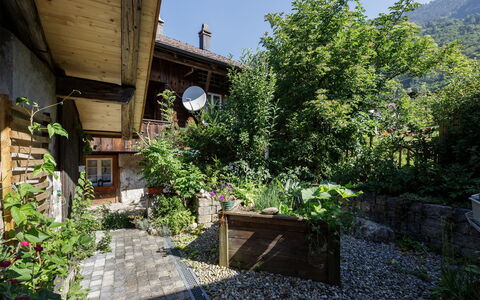 Brienzwiler 125: Shrub, Garden, Groundcover, Cottage, Spring, Flagstone, Backyard, Flowerpot, Landscaping