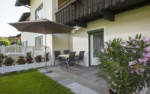 Apart Anneliese: Plant, Property, Building, Window, Flowerpot, Flower, Architecture, Chair, Houseplant, Shade