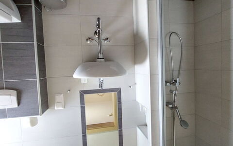 Velden am Wörthersee 37: Property, Plumbing Fixture, Tap, Bathroom, Interior Design, Shower Bar, Floor, Flooring