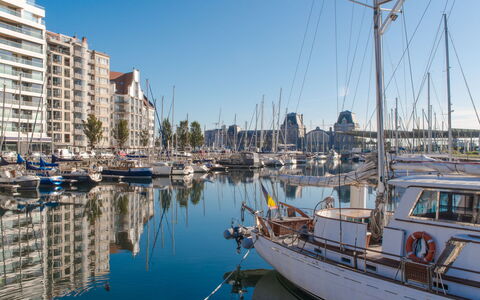 Zeestation with Parking: Water, Boat, Sky, Watercraft, Building, Mast, Dock, Lake, City