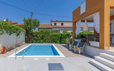 Villa Alba: Cloud, Plant, Sky, Building, Daytime, Property, Window, Tree, House, Land Lot