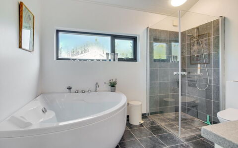 Minttu - 700M from the Sea: Plumbing Fixture, Bathroom, Interior Design, Flooring, Ceiling, Tap, Floor, Plumbing, Bathtub, Sink