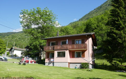 Lara: Water, Building, Plant, Tree, Window, Swimming Pool, Urban Design, Condominium, Leisure, Real Estate