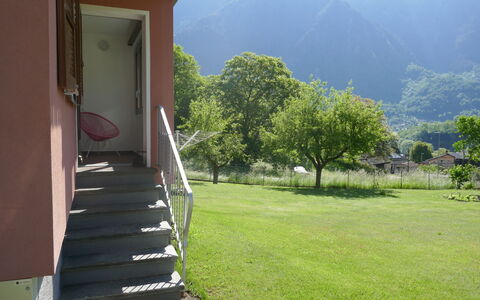 Lara: Water, Building, Plant, Tree, Window, Swimming Pool, Urban Design, Condominium, Leisure, Real Estate