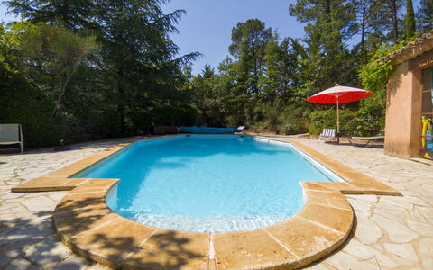 La Tourelle des Ocres: Water, Building, Plant, Tree, Window, Swimming Pool, Urban Design, Condominium, Leisure, Real Estate