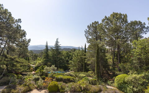 La Tourelle des Ocres: Water, Building, Plant, Tree, Window, Swimming Pool, Urban Design, Condominium, Leisure, Real Estate