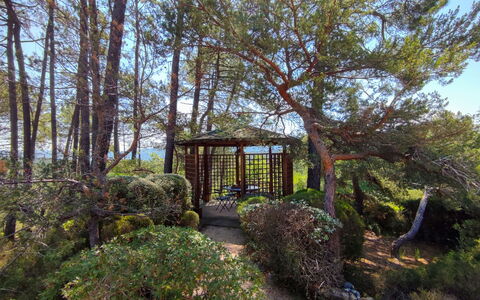 La Tourelle des Ocres: Water, Building, Plant, Tree, Window, Swimming Pool, Urban Design, Condominium, Leisure, Real Estate