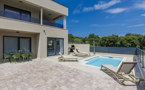 Villa Karlo: Water, Building, Plant, Tree, Window, Swimming Pool, Urban Design, Condominium, Leisure, Real Estate