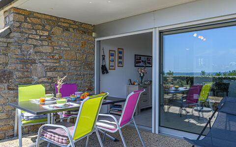 Les Horizons: Tableware, Sky, Table, Property, Plant, Furniture, Building, Cloud, Dishware, Cup