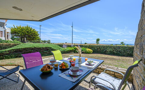 Les Horizons: Tableware, Sky, Table, Property, Plant, Furniture, Building, Cloud, Dishware, Cup