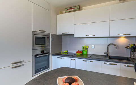 Les Horizons: Tableware, Sky, Table, Property, Plant, Furniture, Building, Cloud, Dishware, Cup
