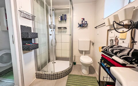 Karl 100: Building, Interior Design, Floor, Flooring, House, Bathroom, Mirror, Shelf, Ceiling