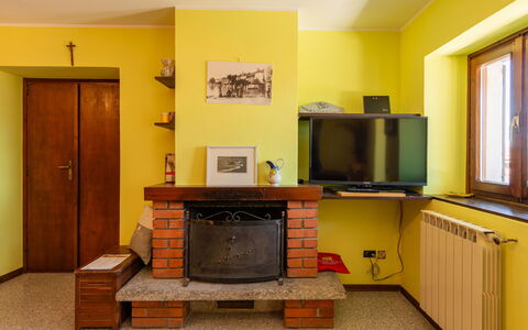 Glicine: Cabinetry, Furniture, Building, Window, Wood, Kitchen, Home Appliance, Interior Design, Flooring, Television