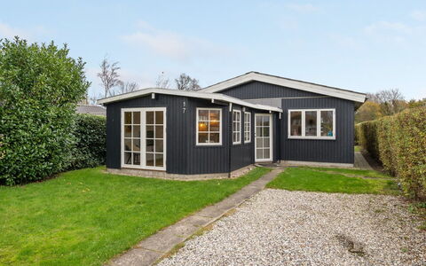 Maybrit - 50M from the Sea: Blue, Shrub, Cottage, Groundcover, Garden, Estate, Shade, Landscaping, Farmhouse, Eco Hotel