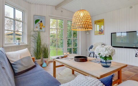 Maybrit - 50M from the Sea: Blue, Shrub, Cottage, Groundcover, Garden, Estate, Shade, Landscaping, Farmhouse, Eco Hotel