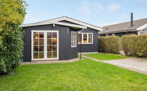 Maybrit - 50M from the Sea: Blue, Shrub, Cottage, Groundcover, Garden, Estate, Shade, Landscaping, Farmhouse, Eco Hotel