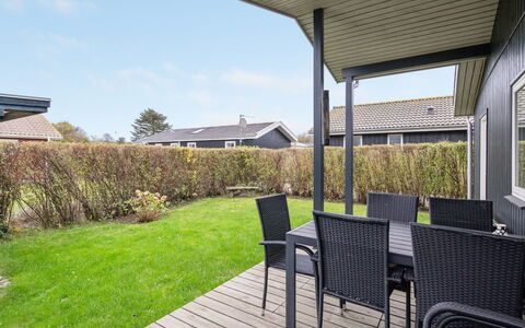 Maybrit - 50M from the Sea: Blue, Shrub, Cottage, Groundcover, Garden, Estate, Shade, Landscaping, Farmhouse, Eco Hotel