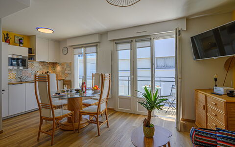 Résidence Anna Breizh: Water, Sky, Building, Property, Tableware, Window, Seaside Resort, Azure, Table, Architecture