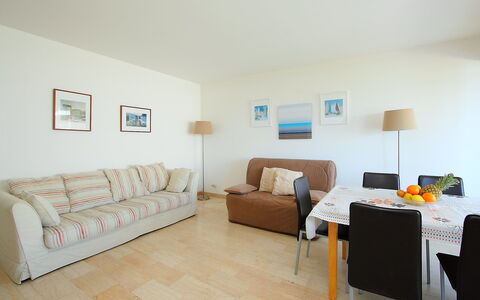 Cagnes-Sur-Mer 160: Furniture, Table, Couch, Wood, Comfort, Picture Frame, Rectangle, Living Room, Flooring, Floor